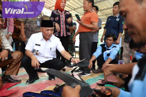 Pj Bupati Muba Apriyadi meninjau pengrajin sandal jepit berbahan baku karet di Plakat Tinggi. Foto : viralsumsel.com/dev