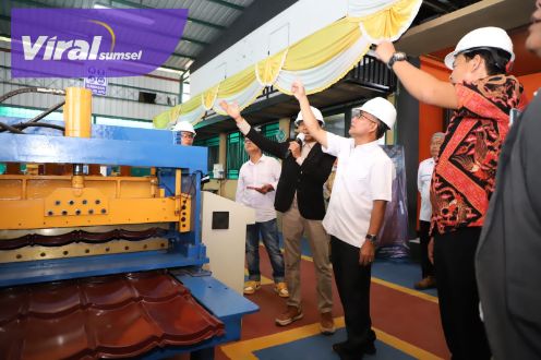 Bupati Muba Apriyadi saat peresmian pabrik kerangka atau baja ringan yang secara resmi berada di Kecamatan Sungai Lilin milik CV Anugerah Jaya Ternama. Foto : viralsumsel.com/dev