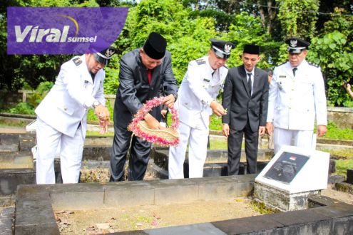Pj Sekda Muba Musni Wijaya SSos MSi menggelar upacara peringatan Hari Pahlawan ke-77, di Halaman Kantor Bupati Musi Banyuasin, Kamis (10/11/2022). Foto : viralsumsel.com/dev