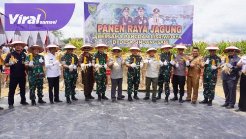 Bupati OKI Iskandar saat melakukan panen Raya Jagung di Desa Sindang Sari Kecamatan Lempuing, OKI, (9/11/2022). Foto : viralsumsel.com/fir