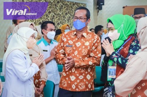 Asisten pemerintahan dan Kesra Setda Muba H Yudi Herzandi SH MH saat hadir dalam Pembukaan Penilaian Akreditasi di Rumah Sakit Umum Daerah (RSUD) Sekayu, Senin (14/11/2022) di Aula Lantai 2 RSUD Sekayu. Foto : viralsumsel.com/dev