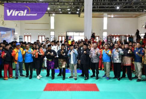 Bupati OKI H. Iskandar, SE membuka secara langsung kejuaraan Pencak Silat IPSI OKI Open Tahun 2022 di Padepokan PSHT Cabang OKI Desa Dabuk Rejo Kec. Lempuing, Sabtu (12/11/2022). Foto : viralsumsel.com/fir