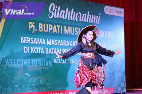 Tarian Nyadike Sawah tampil dihadapan ribuan warga masyarakat Muba di Kota Batam Provinsi Kepulauan Riau, Sabtu (12/11/2022) malam di Harmoni One Hotel & Convention Centre Batam. Foto : viralsumsel.com/dev