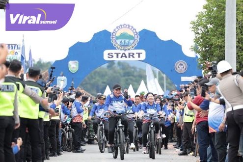 Gubernur Sumsel H Herman Deru saat buka Sriwijaya Ranau Grand Fondo (SRGF) ke 4 Tahun 2022 di Danau Ranau Kecamatan Banding Agung, Kabupaten OKU Selatan, Sabtu (12/11/2022) pagi. Foto : viralsumsel.com/win