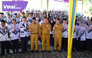 Asisten Administrasi Umum Setda Muba Drs Syafaruddin MSi usai membuka kegiatan perlombaan HUT PGRI ke-77 Tahun di SMP Negeri 6 Unggul Sekayu, Selasa (15/11/2022). Foto : viralsumsel.com/dev