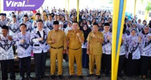 Asisten Administrasi Umum Setda Muba Drs Syafaruddin MSi usai membuka kegiatan perlombaan HUT PGRI ke-77 Tahun di SMP Negeri 6 Unggul Sekayu, Selasa (15/11/2022). Foto : viralsumsel.com/dev