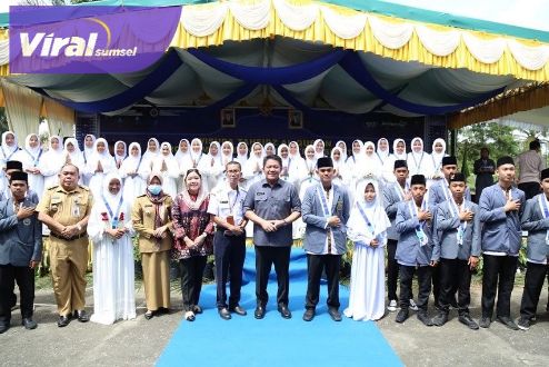 Gubernur Sumsel H. Herman Deru saat menghadiri Wisuda Tahfidz Alquran 10 juz program Gubernur Sumsel SMK berbasis religi serta acara Panen Raya hasil praktek siswa wujudkan Sumsel Mandiri Pangan di SMKN 1 Gelumbang, Selasa (15/11/2022) pagi. Foto : viralsumsel.com/win