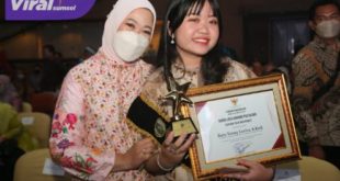 Duta Literasi Sumsel Ratu Tenny Leriva HD mendapatkan penghargaan Nugra Jasa Dharma Pustaloka Tahun 2022 untuk kategori Tokoh Masyarakat dari Perpustakaan Nasional (Perpusnas) di Integrity Convention Center (ICC), Senin (14/11/2022) malam. Foto : viralsumsel.com/win