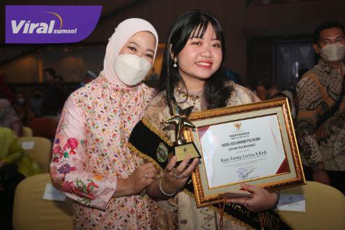 Duta Literasi Sumsel Ratu Tenny Leriva HD mendapatkan penghargaan Nugra Jasa Dharma Pustaloka Tahun 2022 untuk kategori Tokoh Masyarakat dari Perpustakaan Nasional (Perpusnas) di Integrity Convention Center (ICC), Senin (14/11/2022) malam. Foto : viralsumsel.com/win