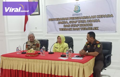 Kepala Kejaksaan Negeri Kayuagung Dicky Darmawan SH bersama Bupati OKI Iskandar SE saat penyerahan Penghargaan kepada jaksa, staf tata usaha dan staf honorer, Kemarin (22/11/2022). Foto : viralsumsel.com/fir