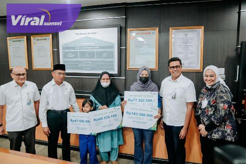 Menko PMK Muhadjir Effendy bersama Direktur Utama BPJS Ketenagakerjaan (BPJAMSOSTEK) Anggoro Eko Cahyo dan pemerintah daerah setempat meninjau langsung kondisi dan permasalahan ketenagakerjaan yang ada di beberapa industri padat karya di Jawa Barat, pada Rabu (16/11/2022). Foto : ist
