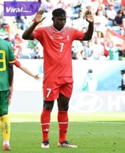 Penyerang Swiss, Breel Embolo usai cetak gol ke gawang Kamerun dalam laga Grup G di Stadion Al Janoub Stadium, Al Wakrah, Qatar, Kamis (24/11/2022) malam. Foto : fifa