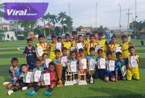 Skuat SSB SAS U-10 dan SSB SAS U-12 bersamo trofi juara Freekick J_League Palembang 2022. Foto : viralsumsel.com/ion