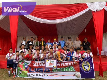 Euforia para pemain, pelatih, dan ofisial Farmel Hatta Palembang bersama trofi juara Liga Arena u-15. Foto : viralsumsel.colm/ion