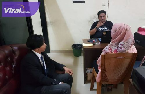 RA bersama Kuasa Hukum, Feri Apriansyah, SH pada Kantor Hukum Feri Apriansyah & Rekan melaporkan dugaan pemalsuan identitas di Polres Banyuasin. Foto : ist