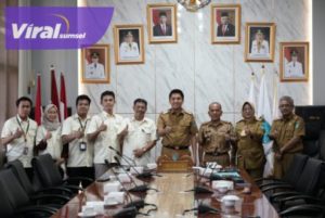 Bupati Ogan Ilir Panca Wijaya Akbar SH. didampingi Asisten Setda Ogan Ilir, Staf Ahli Bupati, Kepala Perangkat Daerah Terkait Terima Audiensi dan Silaturrahmi Pimpinan Media Online Detik Sumsel. Senin (26/09/2022) bertempat diruang Rapat Bupati Ogan Ilir. Foto : viralsumsel.com/jun