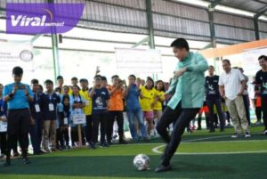Bupati Ogan Ilir Panca Wijaya Akbar, SH didampingi Asisten Bidang Pemerintahan dan Kesra, Staf Ahli Bidang Pemerintahan Hukum dan Politik dan Kepala Perangkat Daerah terkait, Membuka Olahraga Futsal dalam rangka Porkab 3 Ogan Ilir. Sabtu (24/09/2022) bertempat di Prioritas Futsal Indralaya. Foto : viralsumsel.com/jun