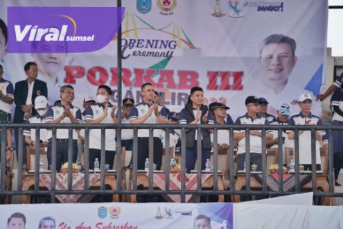 Bupati Ogan Ilir Panca Wijaya Akbar S.H didampingi Forkopimda Ogan Ilir, Sekda Ogan Ilir, Ketua Koni Ogan Ilir dan Dewan Kehormatan Koni Ogan Ilir dalam Membuka Porkab Ogan Ilir ke III Tahun 2022. Kamis (22/09/2022) di Stadion Caram Seguguk Tanjung Senai. Foto : viralsumsel.com/jun