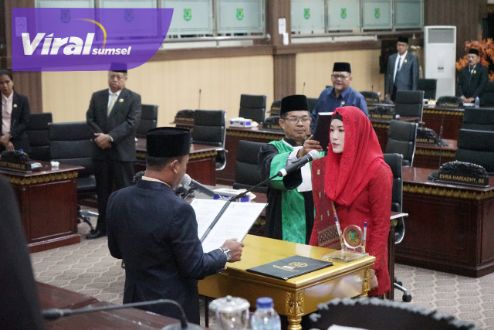 Pengucapan sumpah janji oleh Dwi Hayati Lehhar AMd dari partai PDI Perjuangan yang dipandu langsung oleh Ketua DPRD Muba Sugondo di Ruang Rapat Paripurna DPRD Muba, Selasa (29/11/2022). Foto : viralsumsel.com/dev
