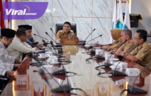 Bupati Ogan Ilir Panca Wijaya Akbar S.H didampingi Staf Ahli Bupati Ogan Ilir dan Kepala Perangkat Daerah PemKab. OI Menyambut Audiensi DMI Ogan Ilir dalam Rangka Persiapan Pelaksanaan Pelantikan DMI Ogan Ilir Periode 2022-2027. Senin (01/08/2022) di Ruang Rapat Bupati KPT Tanjung Senai Indralaya. Foto : viralsumsel.com/jun