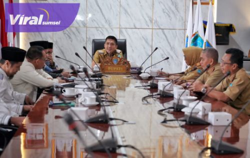 Bupati Ogan Ilir Panca Wijaya Akbar S.H didampingi Staf Ahli Bupati Ogan Ilir dan Kepala Perangkat Daerah PemKab. OI Menyambut Audiensi DMI Ogan Ilir dalam Rangka Persiapan Pelaksanaan Pelantikan DMI Ogan Ilir Periode 2022-2027. Senin (01/08/2022) di Ruang Rapat Bupati KPT Tanjung Senai Indralaya. Foto : viralsumsel.com/jun