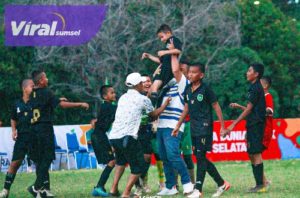 Lutfi penyerang SSB Elmas dipanggul usai laga final melawan SSB Garjita dari OKU Timur di Lapangan Sepak Bola Luar Stadion Atletik Jakabaring Sport City Palembang, , Selasa (8/11/2022) sore. Foto : ist