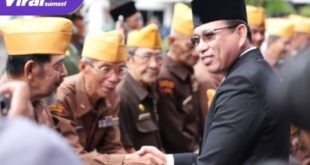 Zainal Abidin SH Ketua DPRD Kota Palembang Saat Memberikan Penghargaan Kepada Veteran Seusai Upacara Hari Pahlawan. Foto : Viralsumsel/Nto