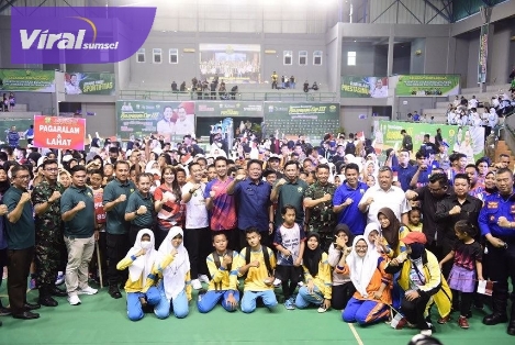 Gubernur Sumsel H. Herman Deru secara resmi membuka kejuaraan Bulutangkis Palembang Cup III Tahun 2022 se-Sumsel di GOR Dempo Jakabaring, Selasa (29/11/2022) pagi. Foto : viralsumsel.com/win