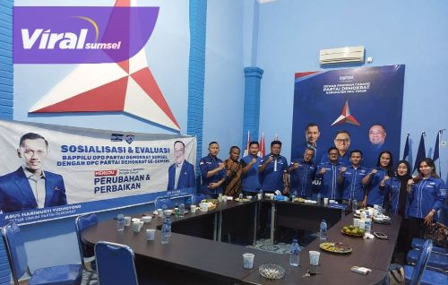 Ketua DPC Partai Demokrat Kabupaten OKU Timur, Azmi Shofix, SR, SIp, bersama anggota Fraksi Partai Demokrat DPRD Kabupaten OKU Timur, beserta Pengurus Harian DPC Partai Demokrat Kabupaten OKU Timur terima Tim Bappilu DPD Partai Demokrat OKU Timur. Foto : viralsumsel.com/ion