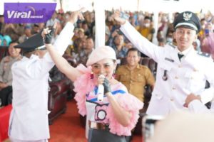 Penyanyi dangdut Isma KDI menghibur ribuan masyarakat di halaman Kantor Camat Tungkal Jaya, Kabupaten Musi Banyuasin (Muba), Senin (5/12/2022). Foto : viralsumsel.com/dev