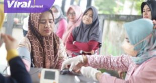 Sejumlah warga mengikuti pemeriksaan kesehatan gratis oleh tim kesehatan dari Dinas Kesehatan Kabupaten Muba di halaman Dinkominfo Muba, Jumat (28/10/2022). Foto : viralsumsel.com/dev
