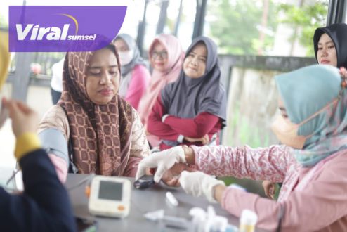 Sejumlah warga mengikuti pemeriksaan kesehatan gratis oleh tim kesehatan dari Dinas Kesehatan Kabupaten Muba di halaman Dinkominfo Muba, Jumat (28/10/2022). Foto : viralsumsel.com/dev