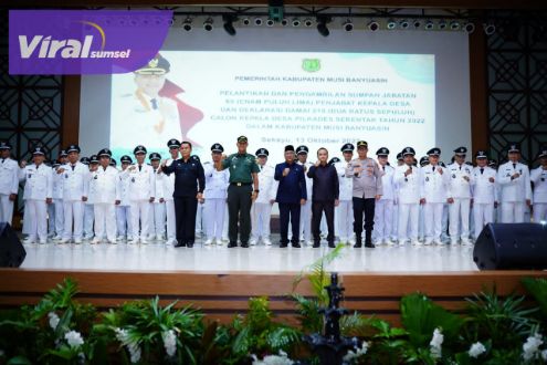 Bupati Muba Drs Apriyadi MSi saat melakukan Pelantikan dan Pengambilan Sumpah Jabatan 65 Penjabat (Pj) Kepala Desa dan Deklarasi Damai Calon Kepala Desa pada Pilkades Serentak Tahun 2022, Kamis (13/10/2022). Foto : viralsumsel.com/dev