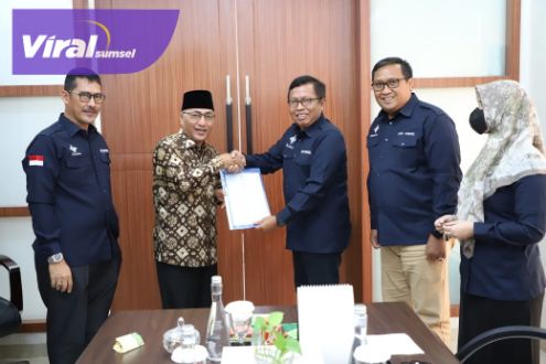 Pj Bupati Muba Apriyadi saat menerima DPD IKAALL – STTD Provinsi Sumatera Selatan Periode 2022 – 2025 di Kantor Perwakilan Musi Banyuasin di Palembang, Jumat (28/10/2022). Foto : viralsumsel.com/dev