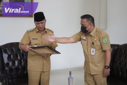 Pj Bupati Muba H Apriyadi Bersama kepala Dinas Kominfo Muba, Herryandi Sinulingga,AP , Kamis (27/10/2022). Foto : viralsumsel.com/dev