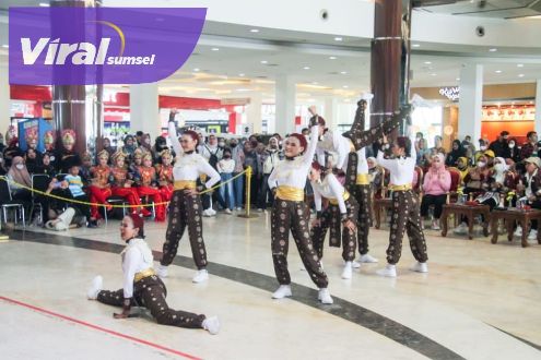 Tim Perwosi Kabupaten Musi Banyuasin berlaga pada Lomba Senam Kreasi Tingkat Provinsi Sumatera Selatan di Atrium Opi Mall, Sabtu (15/10/2022). Foto : viralsumsel.com/dev