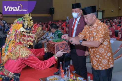 Pj Bupati Muba H Apriyadi saat hadiri pelantikan DPD dan Dewan Pertimbangan PPNI Kabupaten Musi Banyuasin Periode 2022 – 2027, Sabtu (1/10/2022) ]di Opproom Pemkab Muba. Foto : viralsumsel.com/dev