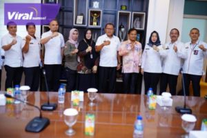 Pj Sekda Muba H Musni Wijaya S.Sos.MSi. saat menerima audiensi Ketua Komisi Pemilihan Umum (KPU) Kabupaten Muba Yupizer SH bertempat di Ruang Rapat Sekda Muba, Rabu (23/11/2022). Foto : viralsumsel.com/dev