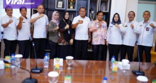 Pj Sekda Muba H Musni Wijaya S.Sos.MSi. saat menerima audiensi Ketua Komisi Pemilihan Umum (KPU) Kabupaten Muba Yupizer SH bertempat di Ruang Rapat Sekda Muba, Rabu (23/11/2022). Foto : viralsumsel.com/dev