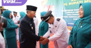 Penjabat Bupati Musi Banyuasin Drs H Apriyadi MSi melantik kades terpilih di Halaman Kantor Camat Batang Hari Leko, Senin (21/11/2022). Foto : viralsumsel.com/dev