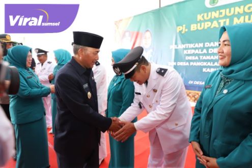 Penjabat Bupati Musi Banyuasin Drs H Apriyadi MSi melantik kades terpilih di Halaman Kantor Camat Batang Hari Leko, Senin (21/11/2022). Foto : viralsumsel.com/dev