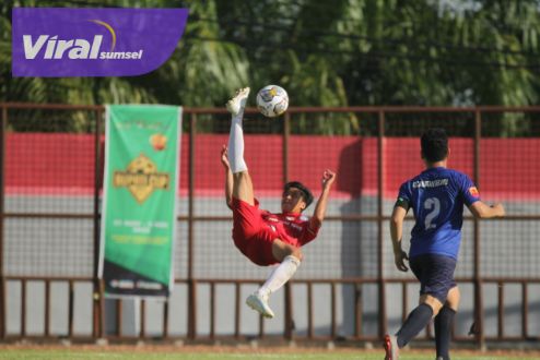 Potret pertandingan turnamen sepak bola Bupati Cup 2022, di Stadion Serasan Sekate Sekayu, Senin (21/11/2022). Foto : viralsumsel.com/dev
