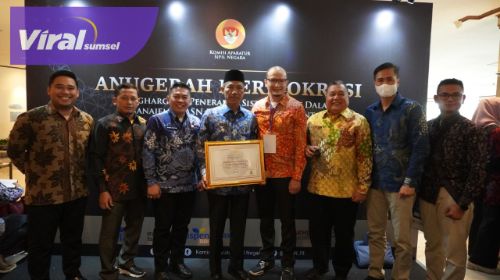Wakil Bupati OKI, H. M. Dja’far Shodiq yang menerima penghargaan Anugerah Meritokrasi Tahun 2022 dari Komisi Aparatur Sipil Negara (KASN) di Grand Sahid Jaya Jakarta, Kamis, (8/12/2022). Foto : viralsumsel.com/fir