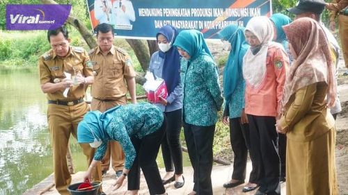 Walikota Prabumulih Ir. Ridho Yahya MM saat laksanakan Penebaran 15.000 ekor benih ikan di kolam retensi kelurahan Karang Raja, Selasa (6/12/2022). Foto : viralsumsel.com/mal