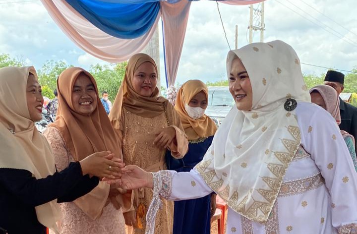 dr. Sri Fitriyanti Saat Menyalami Tamu undangan di acara khitanan.