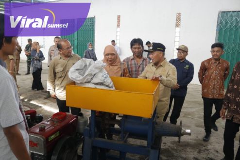 Pj Bupati Muba Apriyadi Mahmud saat meninjau Gedung Produksi Sentra Kelapa Terpadu Desa Purwo Agung Kecamatan Lalan, Senin (12/12/2022). Foto : viralsumsel.com/dev