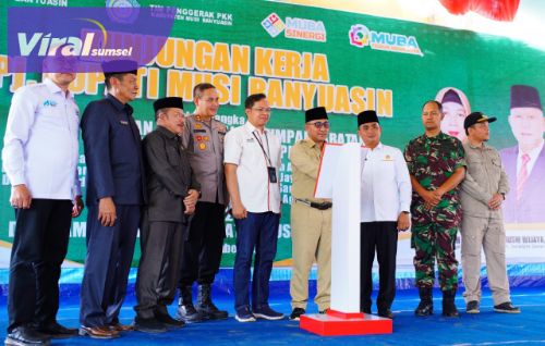 Pj Bupati Apriyadi Mahmud di sela Pelantikan dan Pengambilan Sumpah Jabatan Kepala Desa dan Ketua TP. PKK Desa dalam Wilayah Kecamatan Lalan Periode 2022 - 2028, Senin (12/12/2022). Foto : viralsumsel.com/dev