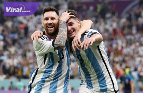 Penyerang Timnas Argentina, Lionel Messi bersama Julian Alvarez selebrasi usai cetak gol. Foto : ig fifa