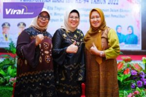 Pj Ketua TP- PKK Kabupaten Muba Hj Asna Aini Apriyadi saat menghadiri Talkshow dengan tema “Kewirausahaan Perempuan, Mempercepat Kesetaraan, Mempercepat Pemulihan” dalam rangka Peringatan Hari Ibu ke-94 di Hotel Swarna Dwipa Palembang, Selasa (13/12/2022). Foto : viralsumsel.com