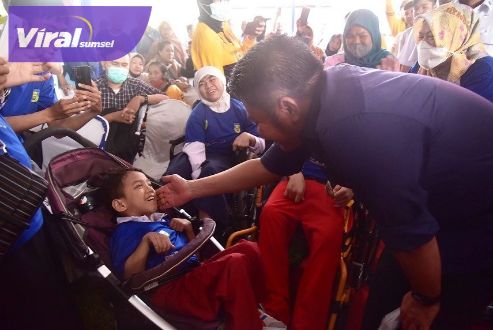 Gubernur Sumsel H Herman Deru saat hadir dalam peringatan HDI dan hari Kesetiakawanan Sosial Nasional tahun 2022 di Panti Sosial Rehabilitasi Penyandang Disabilitas Sensosrik Dinsos Sumsel, Rabu (14/12/2022). Foto : viralsumsel.com/win